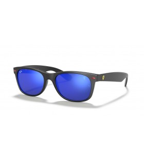 Ray-Ban RB2132M de la Scuderia Ferrari Collection M (55 - 18) avec le Bleu de lentilles et Noir frame Lunettes de soleil